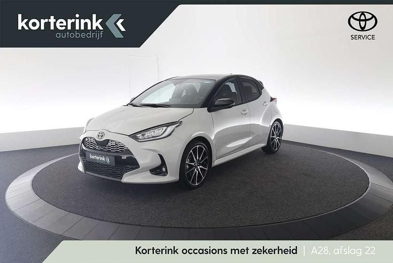 Wit, metallic lak Gebruikt 2022 Toyota Yaris Sport Hatchback | € 26.950 (Eerlijke prijs) - Afbeelding 1/4