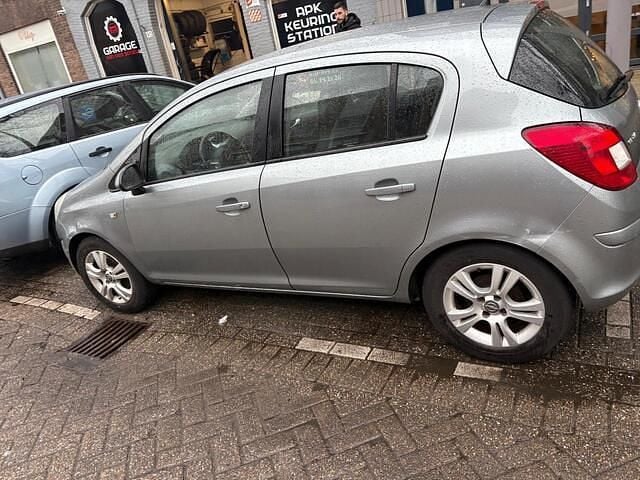 Grijs Occasion 2012 Opel Corsa Cosmo Hatchback | € 1.750 (Super prijs) - Afbeelding 1/4