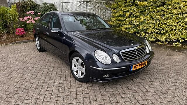 Zwart (metallic) Gebruikt 2004 Mercedes E240 Avantgarde Sedan | € 8.950 (Iets duurder) - Afbeelding 1/4