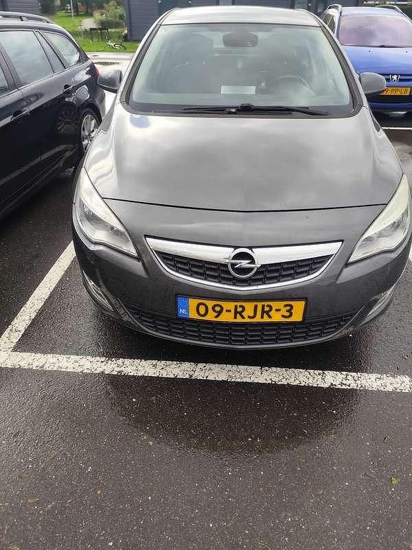 Gebruikt 2010 Opel Astra Cosmo Sedan | € 3.600 (Eerlijke prijs) - Afbeelding 1/4