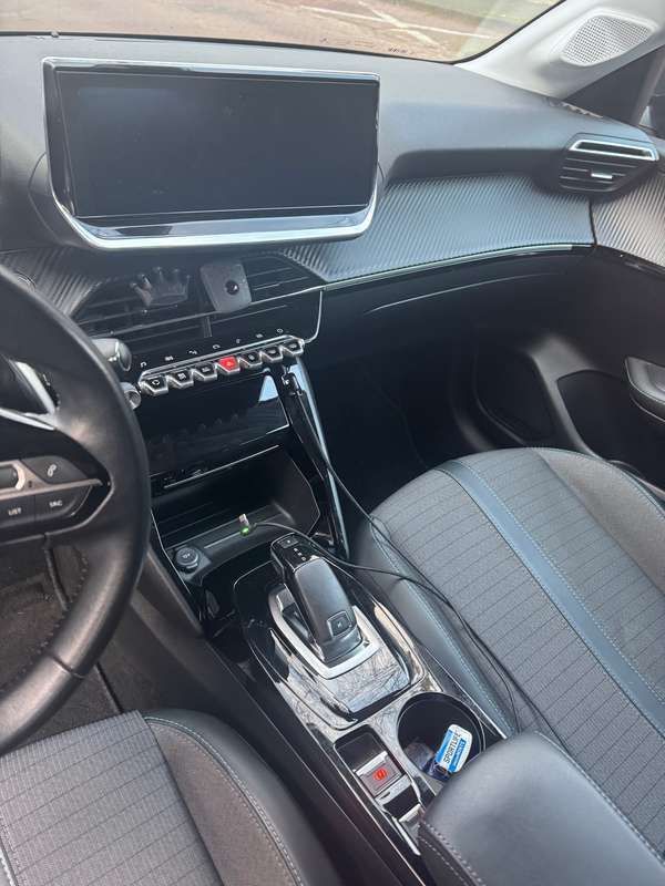 Grijs Gebruikt 2020 Peugeot 208 Allure Hatchback | € 14.800 (Goede deal) - Afbeelding 1/4