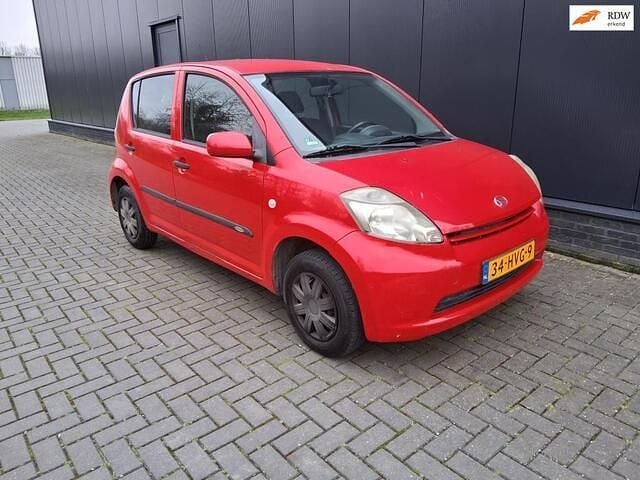 Rood Gebruikt 2009 Daihatsu Sirion Hatchback | € 750 (Super prijs) - Afbeelding 1/4