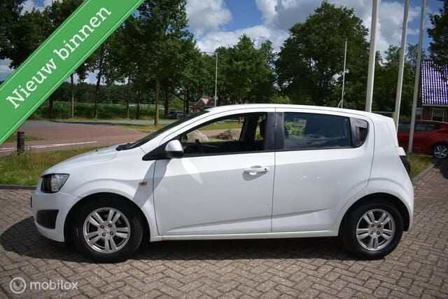 Wit Gebruikt 2012 Chevrolet Aveo LT Hatchback | € 2.999 (Eerlijke prijs) - Afbeelding 1/4