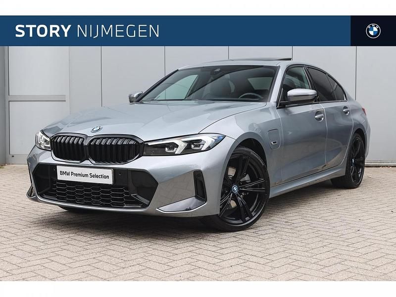 Skyscraper grey (grijs metallic) Gebruikt 2023 BMW 330e Comfort Edition Sedan | € 45.950 (Iets duurder) - Afbeelding 1/4