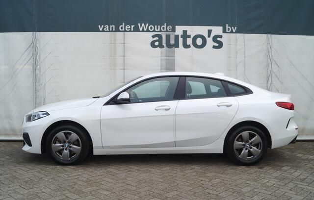 Wit, andere lak Gebruikt 2021 BMW 218 Executive Sedan | € 23.900 (Eerlijke prijs) - Afbeelding 1/4