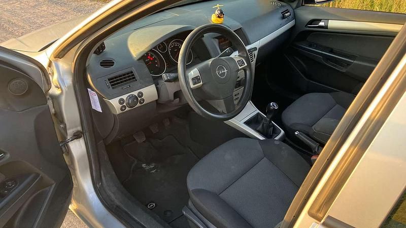 Occasion Opel Astra 116 PK (85 kW) 2007 Zilver Hatchback
