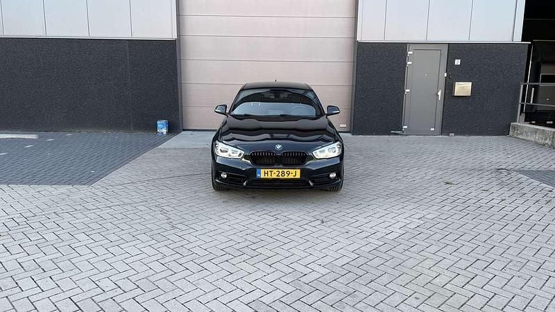 Zwart Gebruikt 2015 BMW 118 Sport Line Hatchback | € 12.800 (Eerlijke prijs) - Afbeelding 1/4