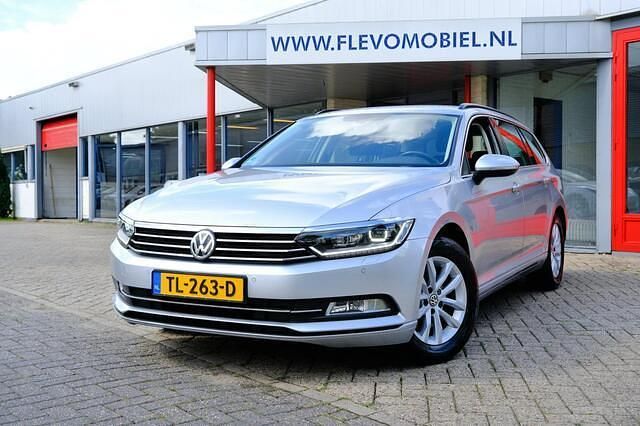 Grijs Gebruikt 2018 VW Passat Comfortline Stationwagen | € 14.250 (Goede deal) - Afbeelding 1/4