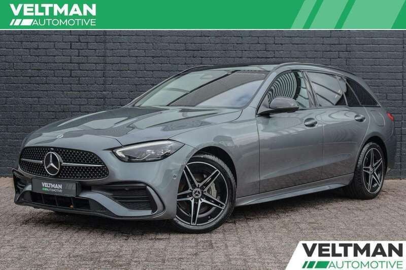 Grijs, metallic lak Gebruikt 2023 Mercedes C300e AMG line Stationwagen | € 42.495 (Goede deal) - Afbeelding 1/4
