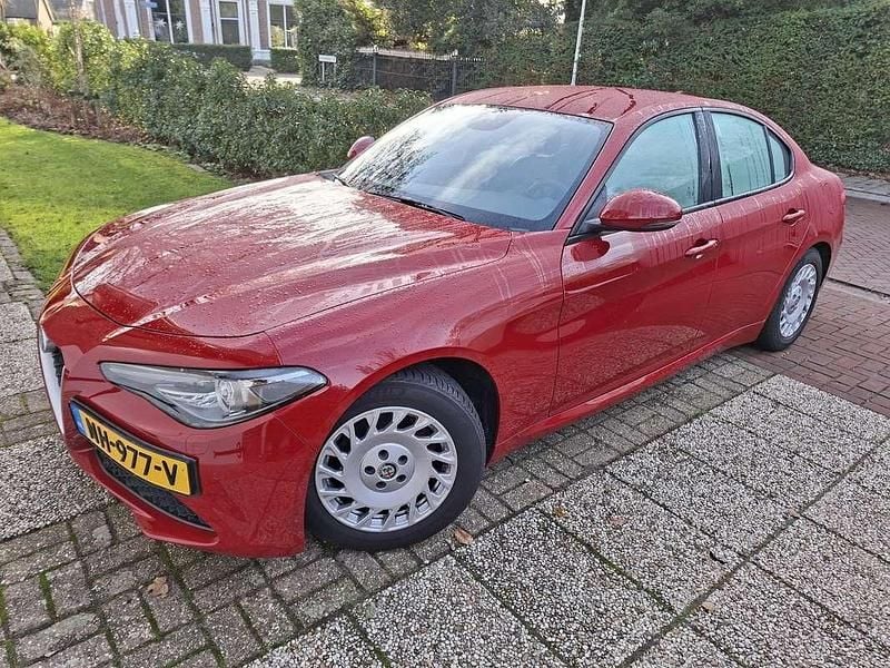 Rood Occasion 2017 Alfa Romeo Giulia Super Sedan | € 18.250 (Super prijs) - Afbeelding 1/4