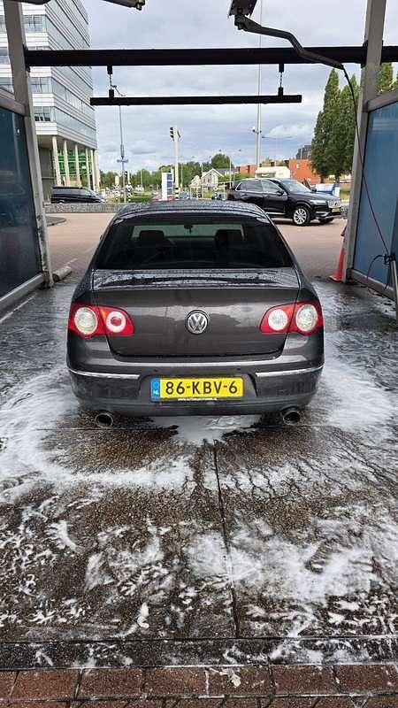 Bruin Gebruikt 2006 VW Passat Comfortline Sedan | € 3.100 (Eerlijke prijs) - Afbeelding 1/4