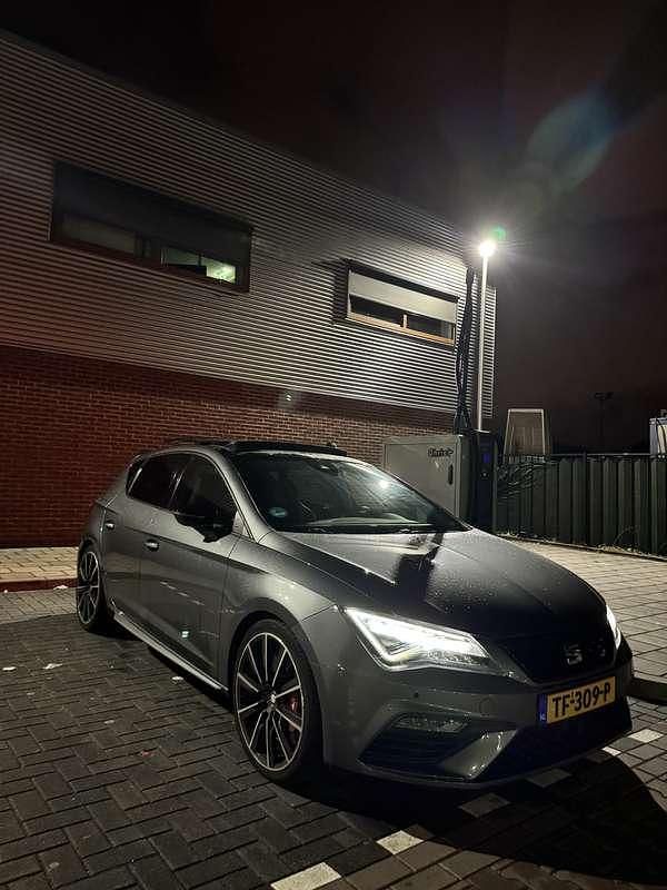 Grijs Gebruikt 2018 Cupra Leon Stationwagen | € 26.000 (Eerlijke prijs) - Afbeelding 1/4