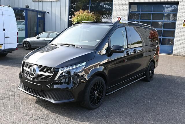 Zwart Gebruikt 2023 Mercedes V250 MPV | € 58.950 (Eerlijke prijs) - Afbeelding 1/4