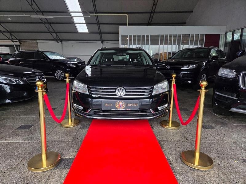 Zwart Gebruikt 2010 VW Passat Highline Sedan | € 5.555 - Afbeelding 1/3