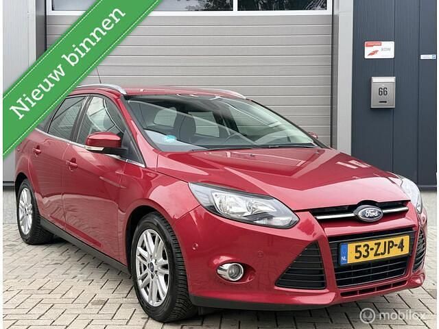 Rood Occasion 2012 Ford Focus Titanium Stationwagen | € 5.750 (Eerlijke prijs) - Afbeelding 1/4