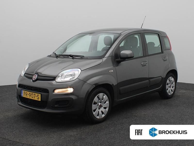 Grijs Occasion 2017 Fiat Panda Pop Star Hatchback | € 9.895 (Eerlijke prijs) - Afbeelding 1/4