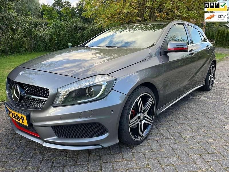 Grijs, metallic lak Gebruikt 2015 Mercedes A180 AMG Hatchback | € 12.950 (Eerlijke prijs) - Afbeelding 1/4