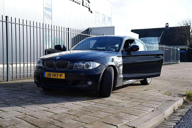 Zwart Occasion 2010 BMW 120 Executive Hatchback | € 4.950 (Eerlijke prijs) - Afbeelding 1/4