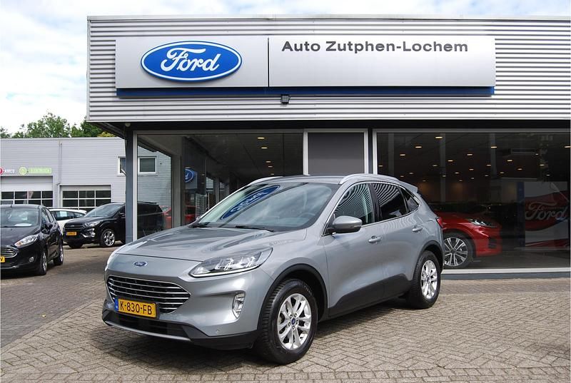 Grijs, metallic lak Gebruikt 2020 Ford Kuga Titanium SUV | € 22.840 (Eerlijke prijs) - Afbeelding 1/4