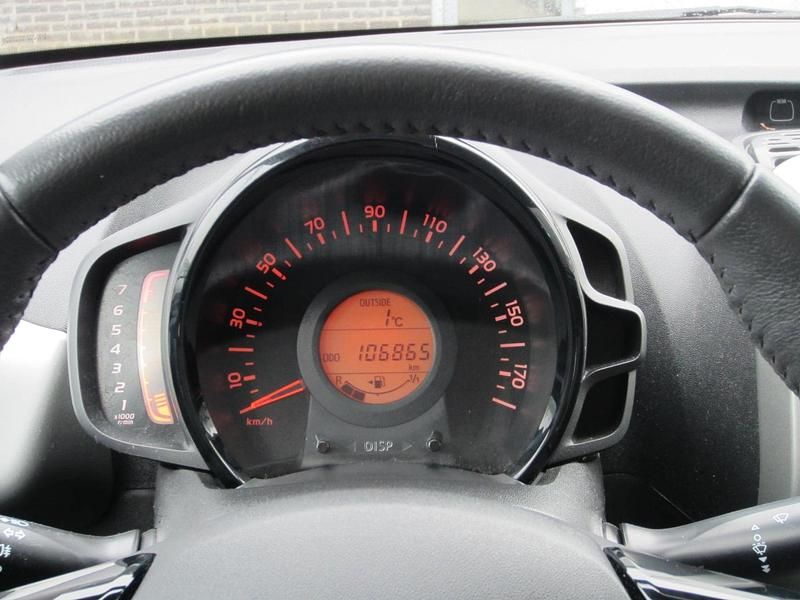 Occasion Toyota Aygo X-play 69 PK (50 kW) 2015 Blauw Hatchback