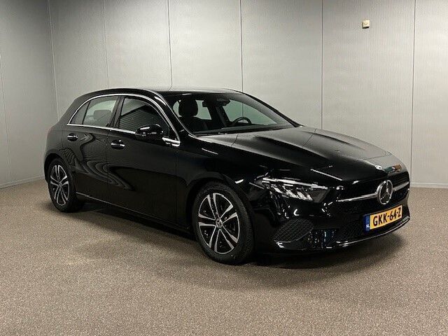 Zwart, metallic lak Gebruikt 2023 Mercedes A180 Luxury Hatchback | € 34.450 (Iets duurder) - Afbeelding 1/4