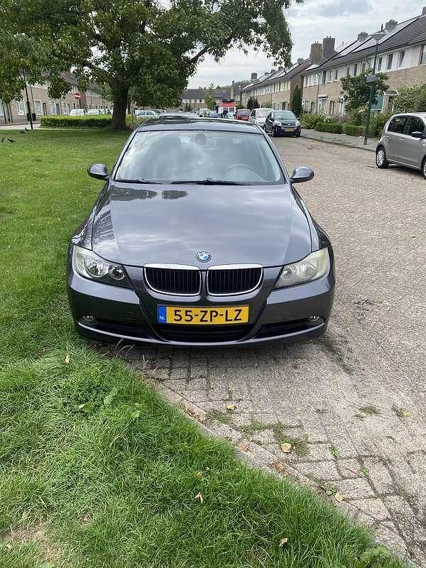 Grijs Gebruikt 2008 BMW 318 Sedan | € 4.450 (Eerlijke prijs) - Afbeelding 1/4