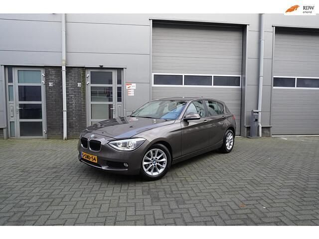 Bruin (metallic) Gebruikt 2013 BMW 116 Executive Hatchback | € 10.995 (Eerlijke prijs) - Afbeelding 1/4