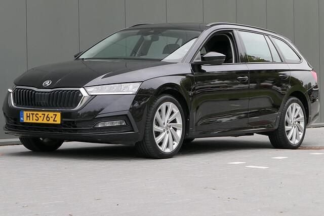 Zwart Gebruikt 2022 Skoda Octavia Business Line Stationwagen | € 23.940 (Super prijs) - Afbeelding 1/4