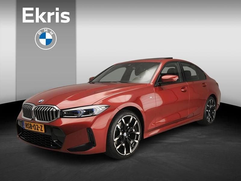 Rood Occasion 2025 BMW 320 M Sport Sedan | € 48.900 (Eerlijke prijs) - Afbeelding 1/4