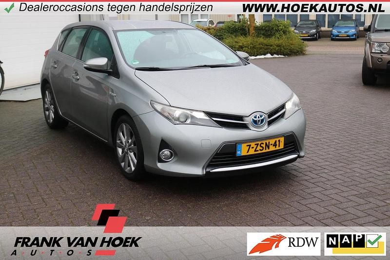 Grijs (metallic) Gebruikt 2014 Toyota Auris Hybrid Hatchback | € 7.300 (Super prijs) - Afbeelding 1/4