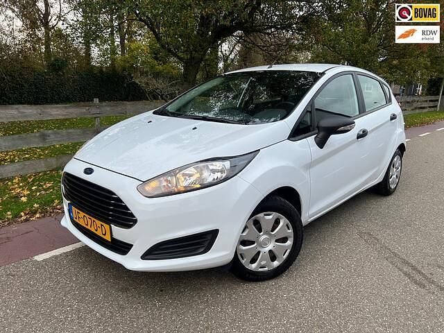 Wit Gebruikt 2015 Ford Fiesta Trend Hatchback | € 4.695 (Eerlijke prijs) - Afbeelding 1/4