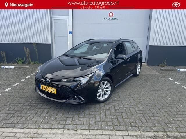 Zwart, metallic lak Gebruikt 2023 Toyota Corolla Active Stationwagen | € 27.995 (Eerlijke prijs) - Afbeelding 1/4