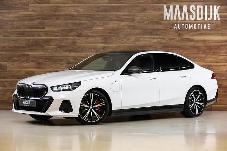 Wit Gebruikt 2024 BMW 550e M Sport Sedan | € 71.740 (Goede deal) - Afbeelding 1/4