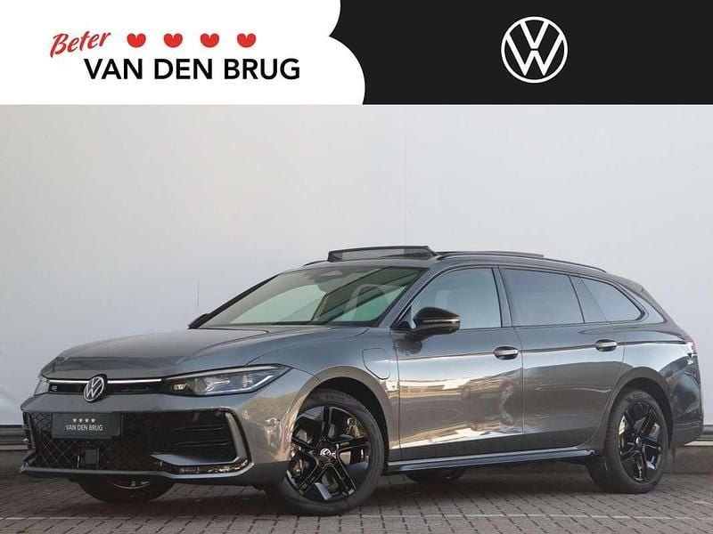 Grijs Gebruikt 2024 VW Passat R-line Stationwagen | € 48.700 - Afbeelding 1/4