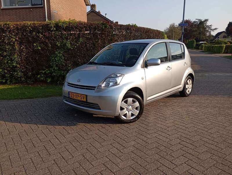 Zilver Gebruikt 2007 Daihatsu Sirion Hatchback | € 999 (Eerlijke prijs) - Afbeelding 1/4