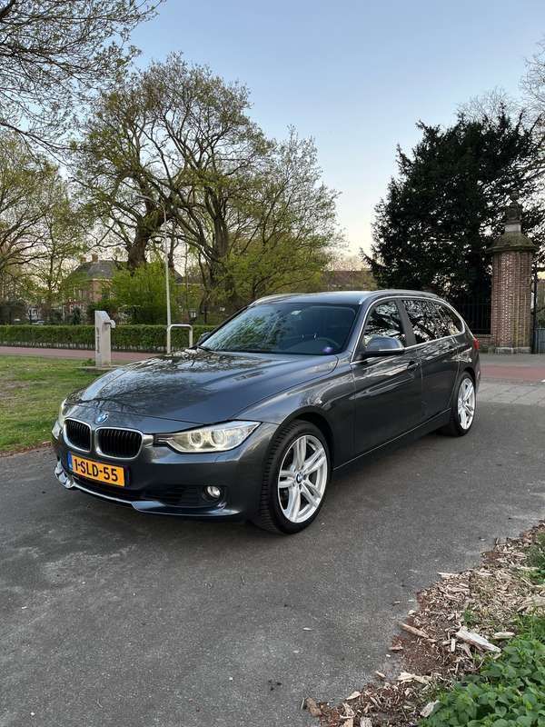 Grijs Gebruikt 2013 BMW 320 Executive Stationwagen | € 10.500 (Eerlijke prijs) - Afbeelding 1/4