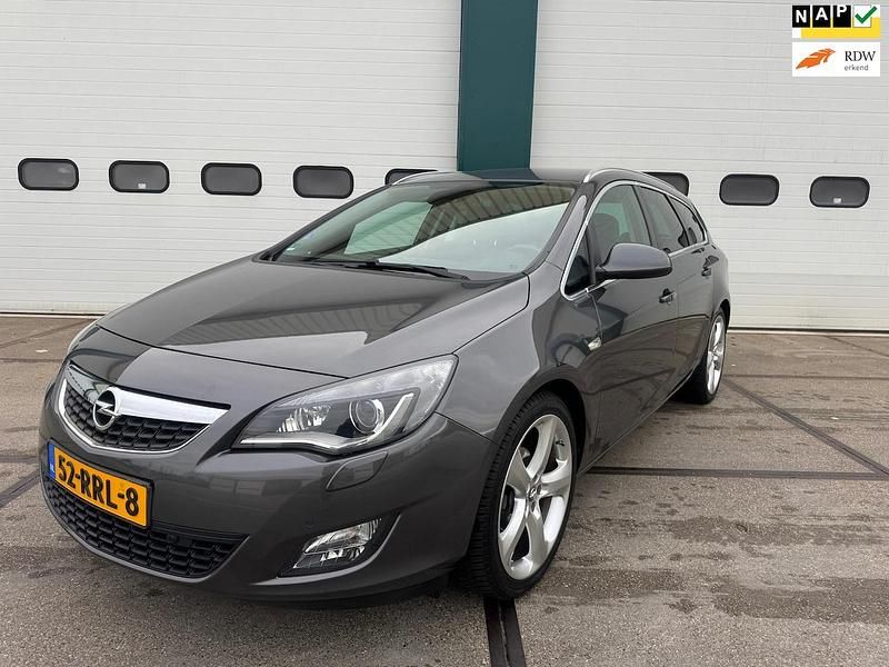 Grijs (metallic) Gebruikt 2011 Opel Astra Cosmo Stationwagen | € 4.425 (Super prijs) - Afbeelding 1/4