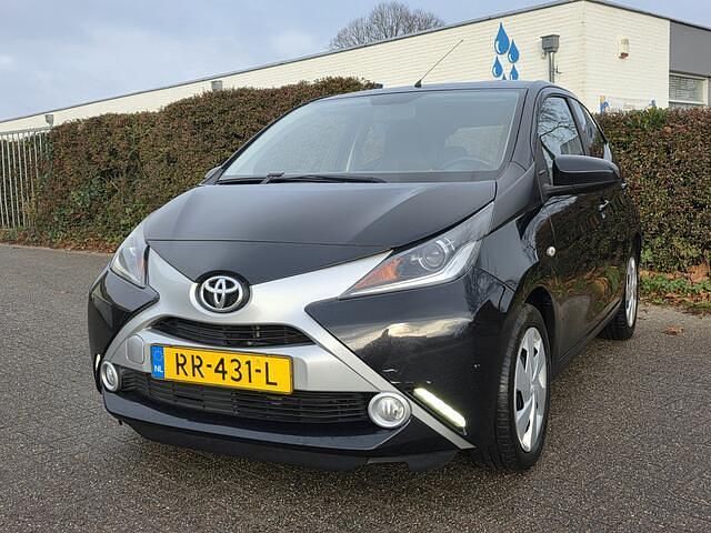 Occasion Toyota Aygo X-play 69 PK (50 kW) 2018 Zwart Hatchback