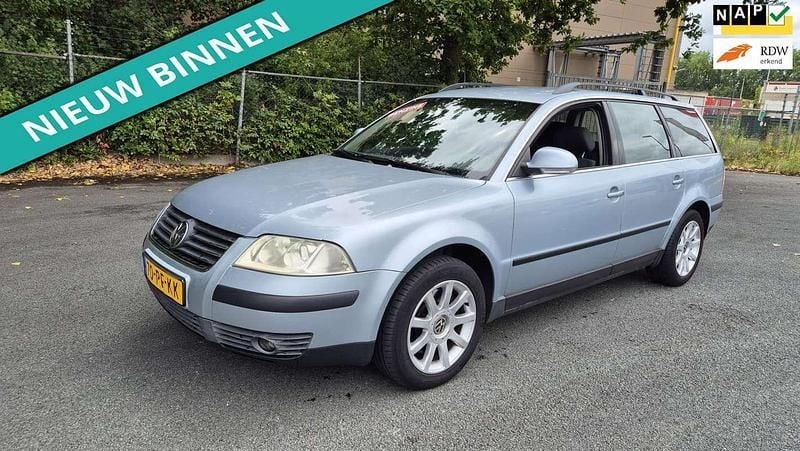 Blauw Gebruikt 2004 VW Passat Comfortline Stationwagen | € 1.799 (Eerlijke prijs) - Afbeelding 1/4