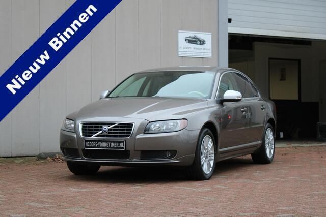 Grijs, metallic lak Gebruikt 2006 Volvo S80 Momentum Sedan | € 13.950 - Afbeelding 1/4