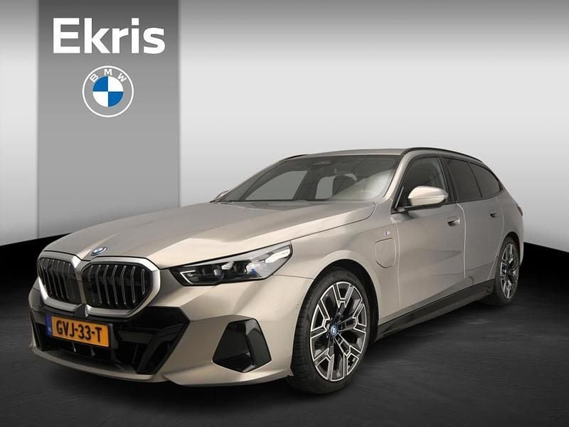 Grijs Occasion 2024 BMW 530e Comfort Edition Stationwagen | € 54.900 (Super prijs) - Afbeelding 1/4