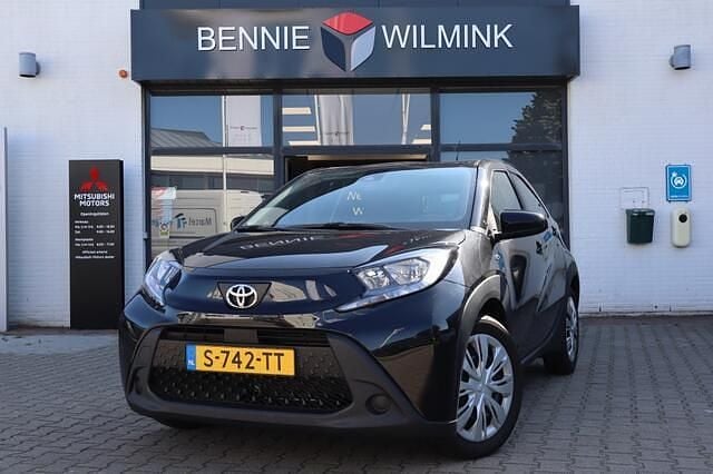 Zwart Gebruikt 2023 Toyota Aygo Play Hatchback | € 16.895 (Eerlijke prijs) - Afbeelding 1/4