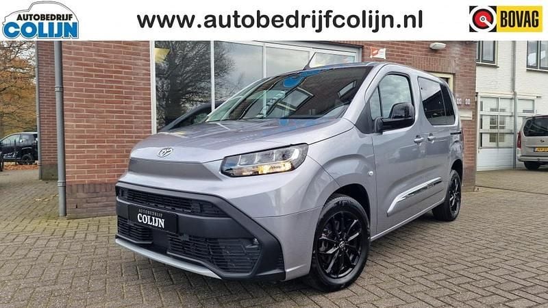 Grijs (metallic) Gebruikt 2024 Toyota Proace Verso Active Stationwagen | € 32.950 (Eerlijke prijs) - Afbeelding 1/4