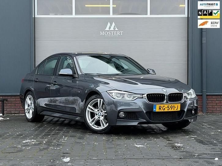 Grijs Occasion 2017 BMW 318 Executive Sedan | € 18.950 (Eerlijke prijs) - Afbeelding 1/4
