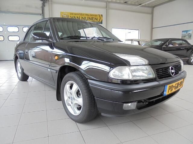 Zwart Gebruikt 1996 Opel Astra Comfort Cabriolet | € 9.500 - Afbeelding 1/4