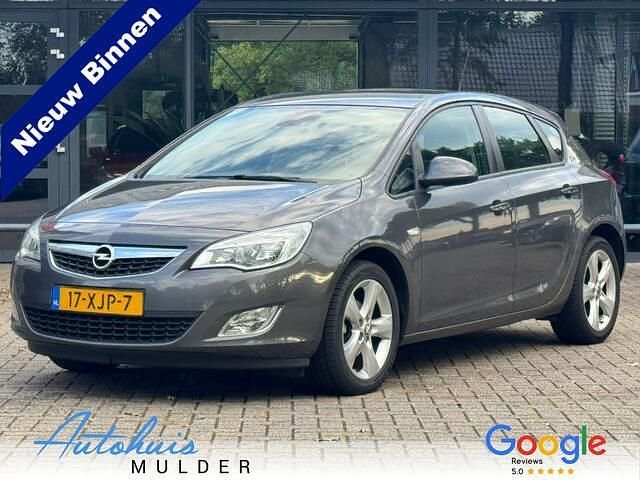 Grijs Gebruikt 2012 Opel Astra Edition Hatchback | € 3.945 (Eerlijke prijs) - Afbeelding 1/4