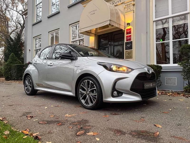 Grijs Gebruikt 2021 Toyota Yaris Hybrid Hatchback | € 18.950 (Goede deal) - Afbeelding 1/4