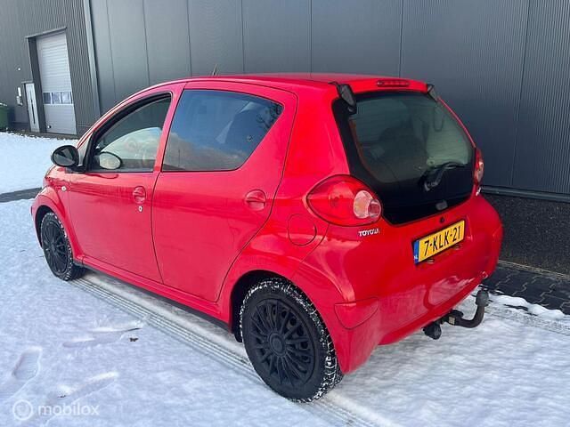 Occasion Toyota Aygo 68 PK (50 kW) 2007 Rood Hatchback