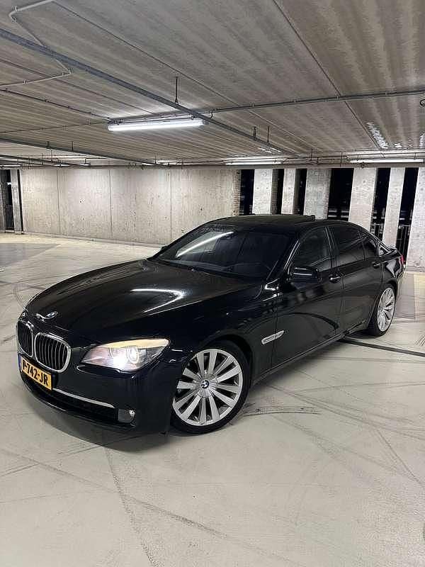 Zwart Occasion 2011 BMW 750 Sedan | € 12.500 (Goede deal) - Afbeelding 1/4