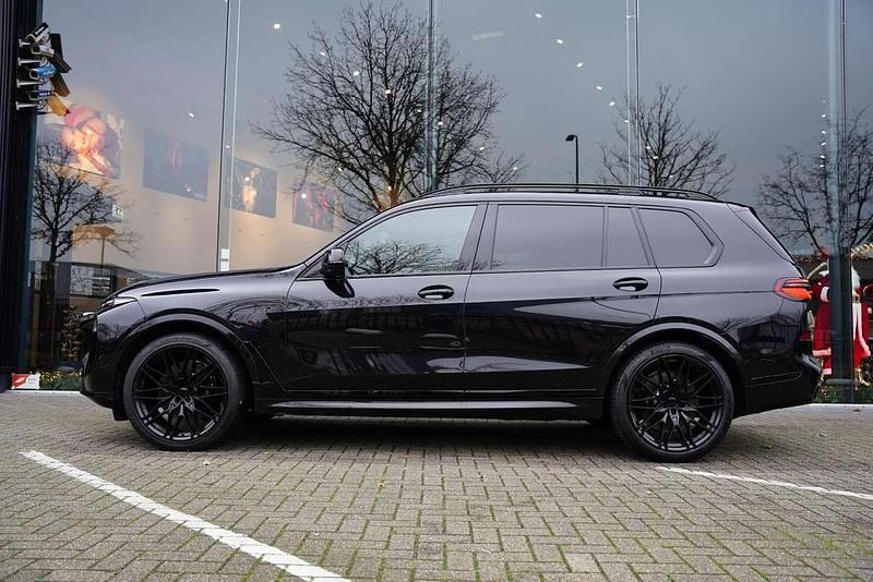 Zwart Gebruikt 2023 BMW X7 M Sport SUV | € 90.888 - Afbeelding 1/4